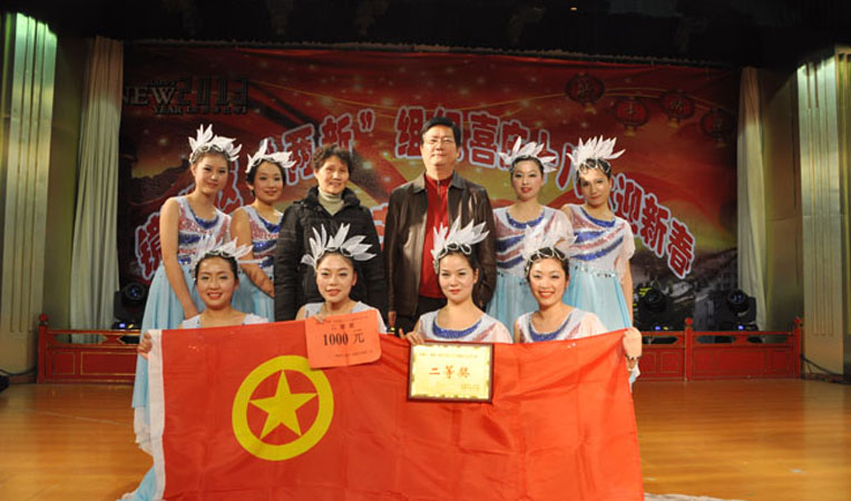 華億集團黨委書記、副總裁陳愛國、工會主席劉先蘭和演員合影