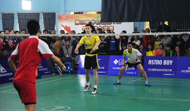 江蘇省省隊羽毛球運動員董星宇發球