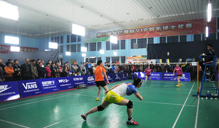 女選手場上奮力救球