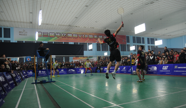 運動員跳起攔吊,動作舒展