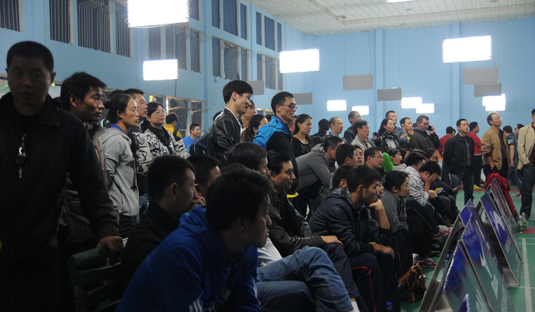 球迷聚精會神看比賽