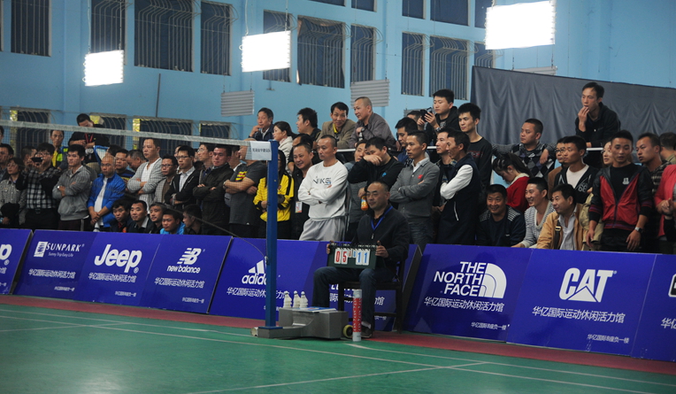 球迷聚精會神看比賽