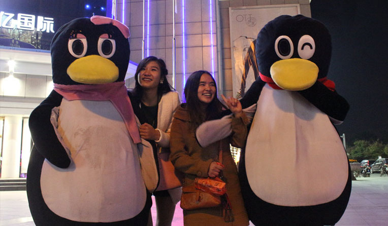 今夜的步行街華億廣場門口人氣很旺,Q仔Q妹更是吸引了很多人的目光