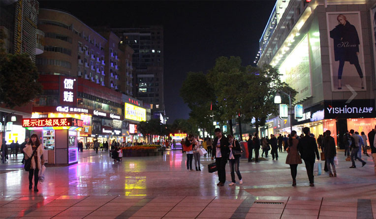 11月11日是光棍節,雖然蕪湖天氣有些寒冷,但是依然沒有阻擋步行街的人流。光棍節high起來。