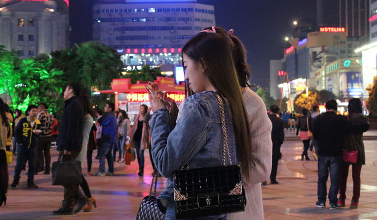 越來越多的人往華億廣場門口集結,掏出手機,等待大屏幕倒數吧