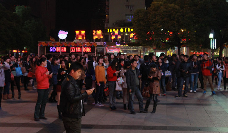 晚上六點,本次萬人微信搖一搖活動正式開始