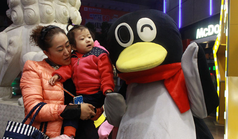 小朋友爭著和Q仔合影