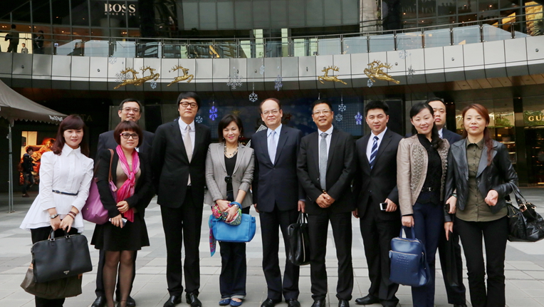 華億國際考察團在大遠百購物中心合影