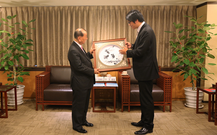 項領總裁向張平沼理事長贈送“蕪湖鐵畫”
