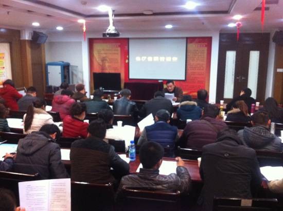 總經理助理童孝文春節期間紅運酒銷售工作進行布置