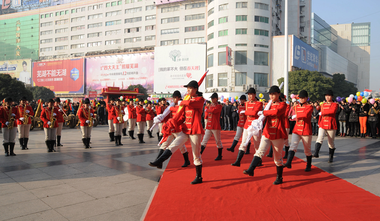 華億國際軍樂隊和升旗隊進行奏國歌和升旗儀式