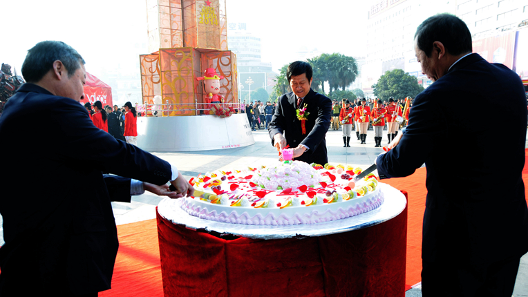 項義水董事長、顧踴躍副總裁、陳東吉副總裁共同切開蛋糕