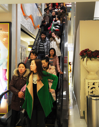 2014年第一天華億國際購物中心電梯擠滿消費者