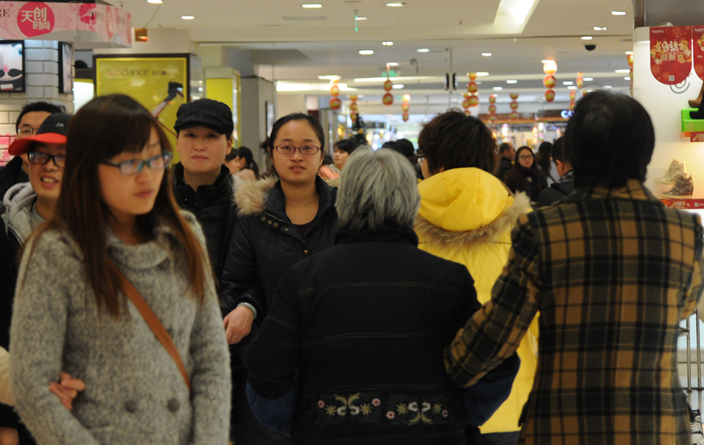 華億國際購物中心人頭攢動,掀起新年購物熱潮