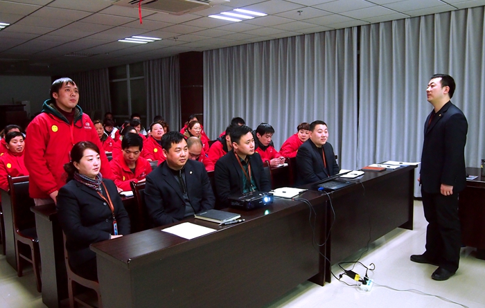 華億城市生活廣場副總經理胡杰講解消防安全知識