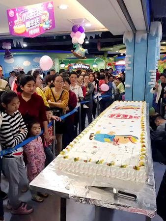 小馬王國周年慶大蛋糕吸引市民排隊分享