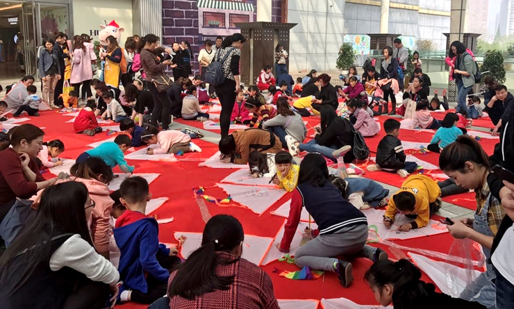 小馬王國“春和日暖放紙鳶”活動場面熱鬧非凡