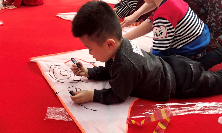 小朋友專心繪畫風(fēng)箏