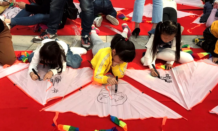 小朋友專心繪畫風(fēng)箏