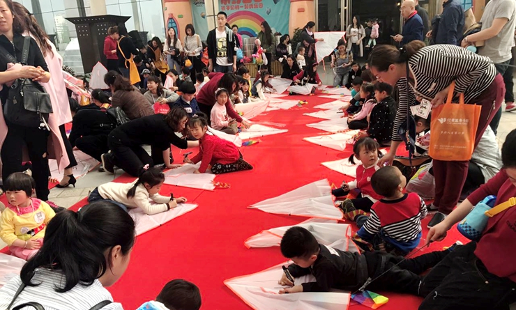 小朋友專心繪畫風(fēng)箏