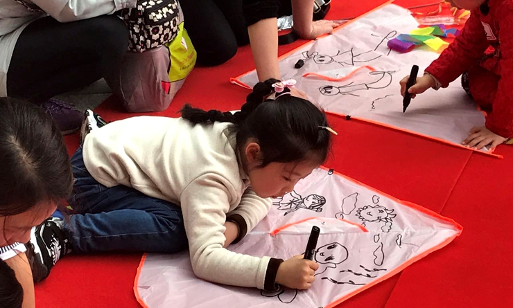 小朋友專心繪畫風(fēng)箏