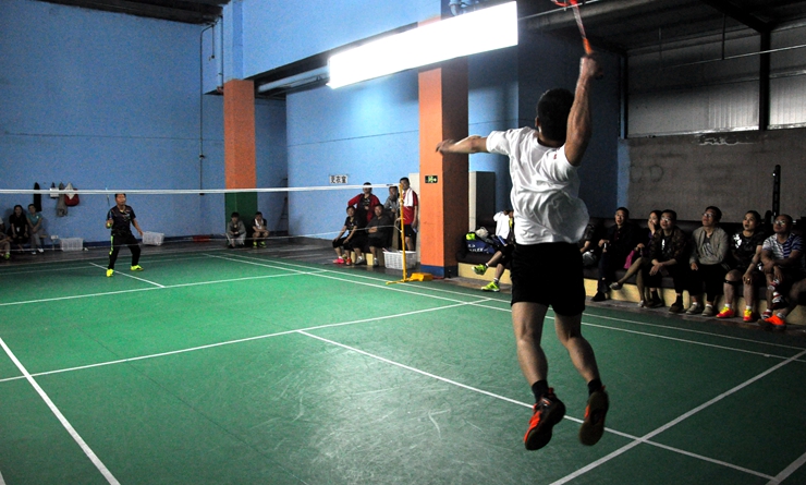 運(yùn)動員奮力殺球