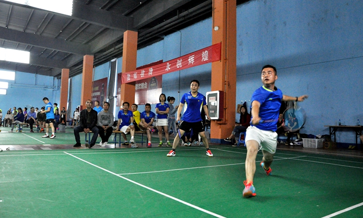 運(yùn)動員比賽中奮勇拼搏