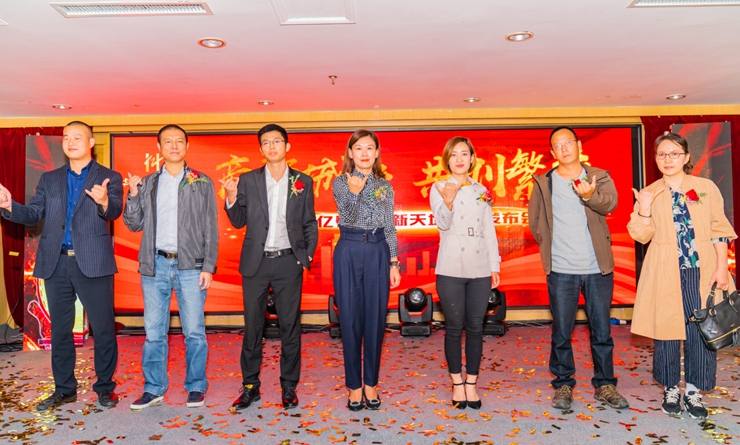 商戶代表簽約合影