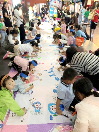 小朋友們認真繪畫