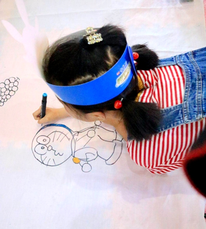 小朋友認真繪畫