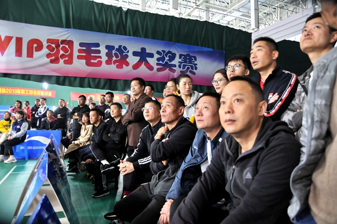 觀眾專注觀看精彩比賽