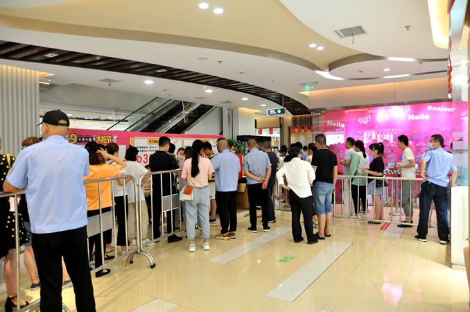 消費者排隊領(lǐng)取獎品